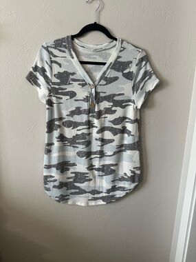 V-Neck Short Sleeve Camo Tee in Gray and White